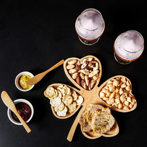 Kit Petisco Trevo em Bambu, Cerveja e Ramekins em Porcelana em Caixa Preta - 7 peças